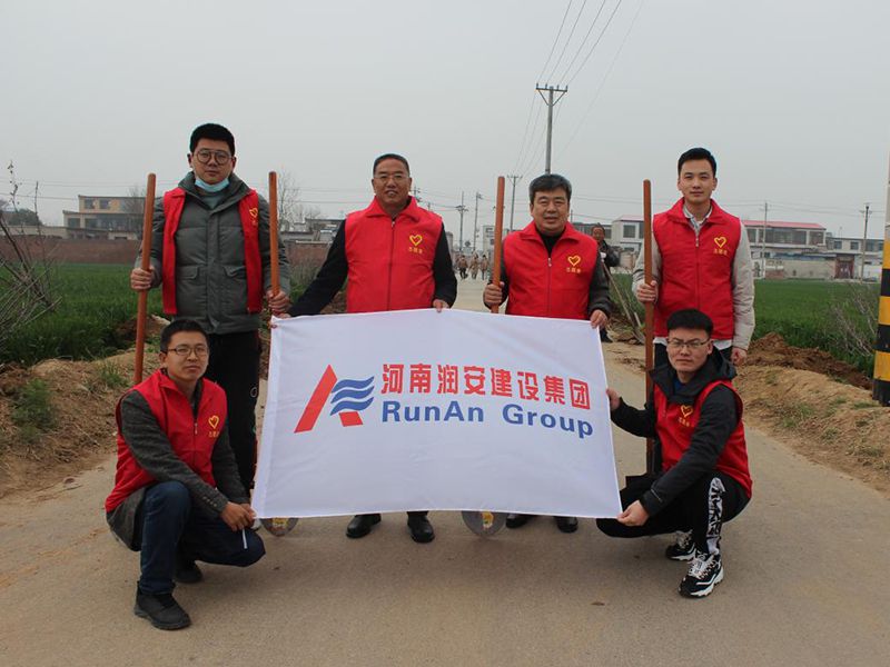 2022年，潤(rùn)安集團(tuán)深入寶蓮寺鎮(zhèn)二十里鋪村，助力人居環(huán)境整治。